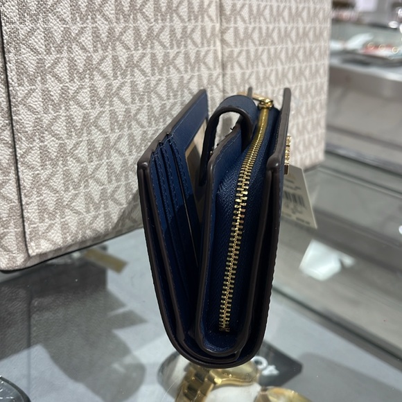 MICHAEL KORS
Medium Crossgrain Leather Wallet
Navy 
NWT - Picture 3 of 16